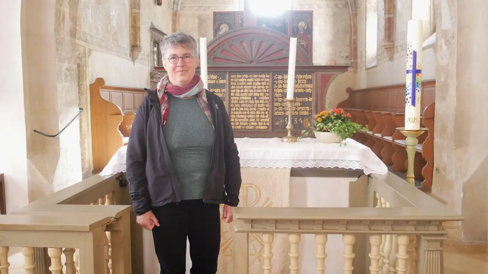 Diakonin Claudia Grunwald wird mit zwei weiteren Geistlichen die Trauungen zelebrieren. (Foto: Lisa-Maria Liebing)