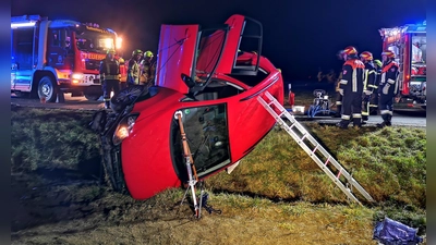 Zahlreiche Feuerwehrkräfte waren an der Kreuzung bei Schnepfendorf und Bettenfeld. (Foto: Jürgen Binder)