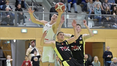 In der vergangenen Saiosn unterlag David Kurpiela (in weiß) mit seinen Piranhas dem TSV Breitengüßbach (Mitte Timo Dippold, rechts Henning Nieslon) im Finale. Diesmal wollen die Ansbacher den Spieß umdrehen. (Foto: Martin Rügner)
