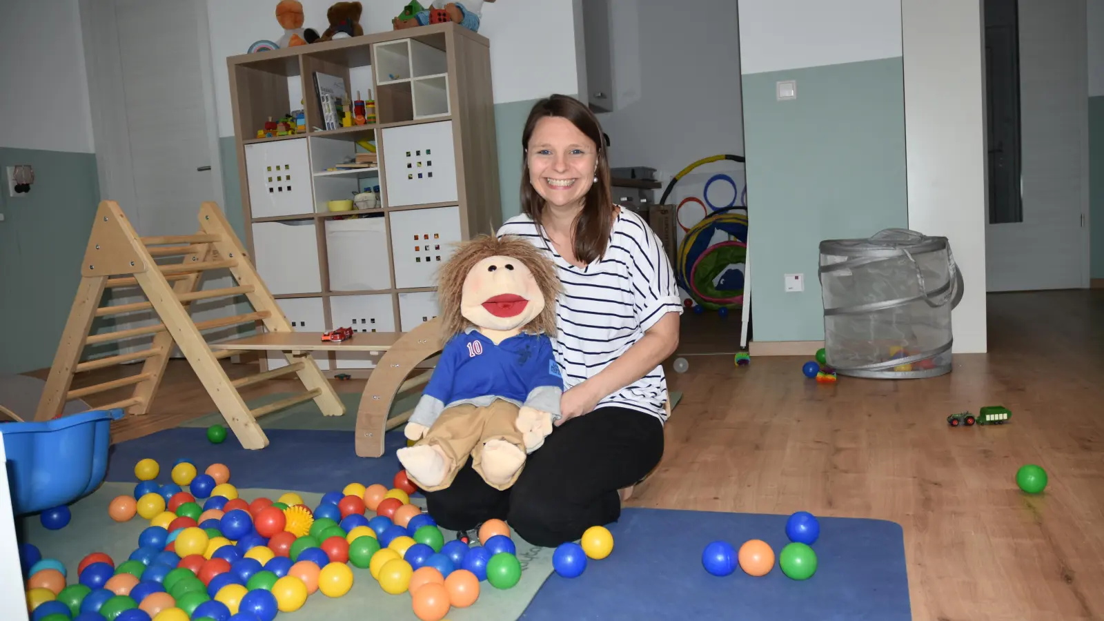 Melanie Wendt zeigt ihre Figur Erik, die bei keinem Lied fehlen darf. Musik begleitet oftmals die Begrüßung und die Bewegung in ihren Kursen. (Foto: Anita Dlugoß)