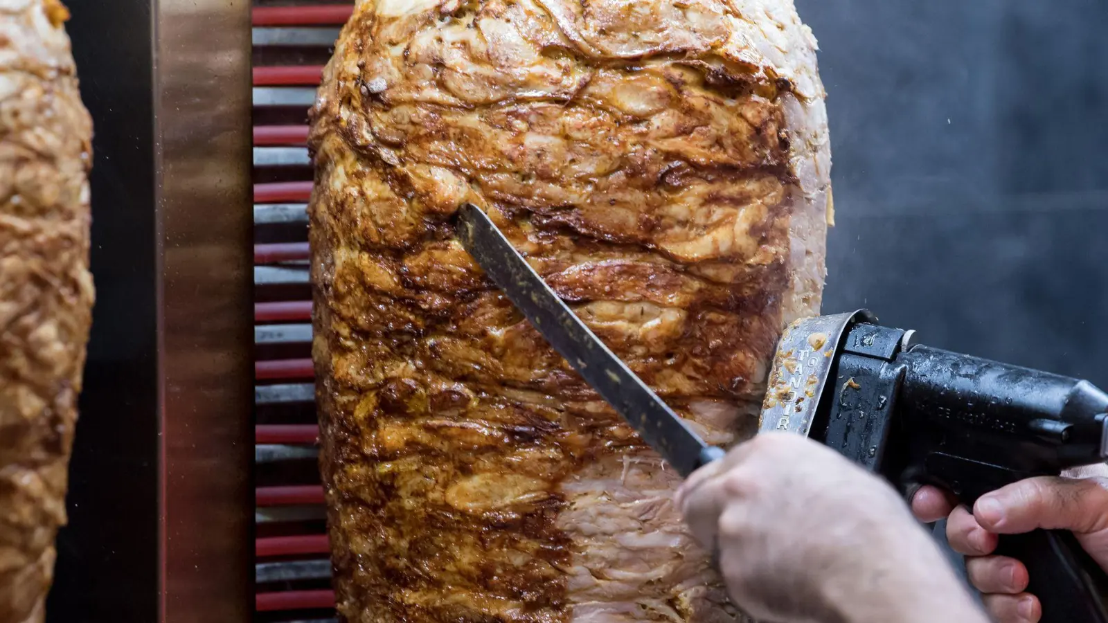 Gleich mehrere Mängel entdeckten die Kontrolleure bei dem Imbiss in Ulm. (Symbolbild) (Foto: Sven Hoppe/dpa)