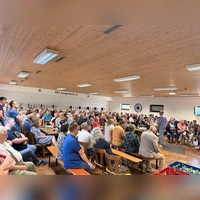 Der Saal im Schützenhaus war für 144 Personen bestuhlt. Man stellt noch Biergarnituren herein. Insgesamt wurden 180 Personen gezählt. (Foto: Michaela Hüttl)