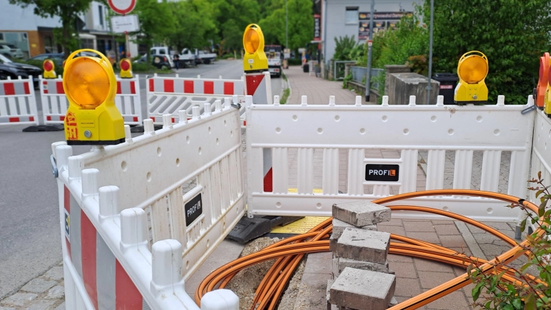 Aktuell laufen im Hauptort Bauarbeiten für die Versorgung mit Glasfaser. Durch die frischen Fördermittel können zusätzliche Adressen erschlossen werden. (Foto: Antonia Müller)