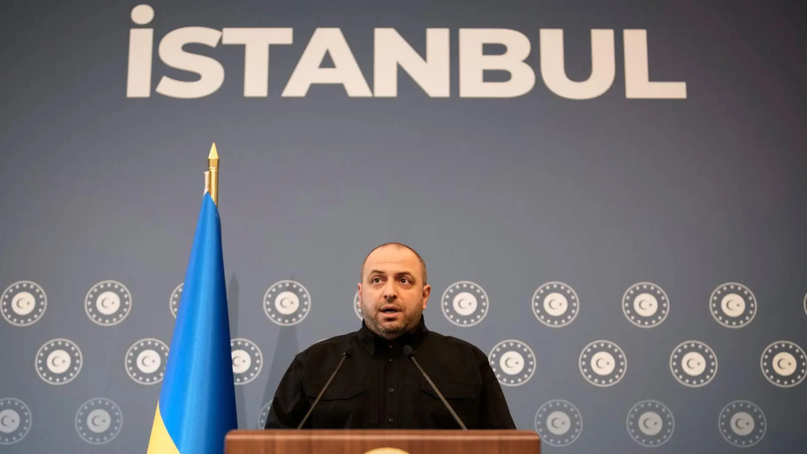 Ex-Verteidigungsminister Rustem Umjerow ist einer der Hauptunterhändler von Kiew und wurde jetzt als Zeuge in einem Schmiergeldskandal vernommen. (Archivbild) (Foto: Emrah Gurel/AP/dpa)