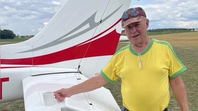 Adam Hirt bringt sich im Aero-Club Ansbach in verschiedener Form ein. Das Foto zeigt ihn im Sommer beim Fliegerclub in Fürth. (Foto: Aero-Club Ansbach)