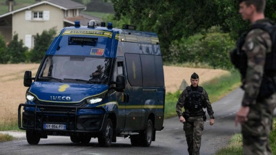 Gendarmen in der Nähe des Leichenfundortes: Der Tod einer tagelang vermissten Elfjährigen sorgt in Frankreich für große Erschütterung. (Foto: Ed Jones/AFP/dpa)