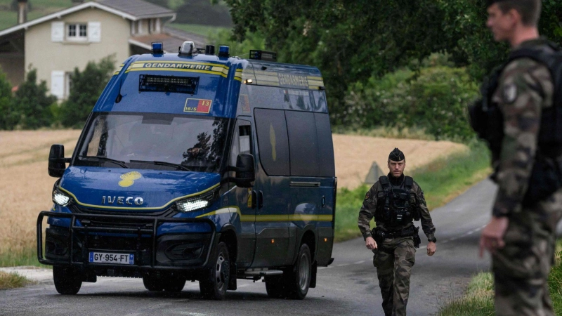 Gendarmen in der Nähe des Leichenfundortes: Der Tod einer tagelang vermissten Elfjährigen sorgt in Frankreich für große Erschütterung. (Foto: Ed Jones/AFP/dpa)