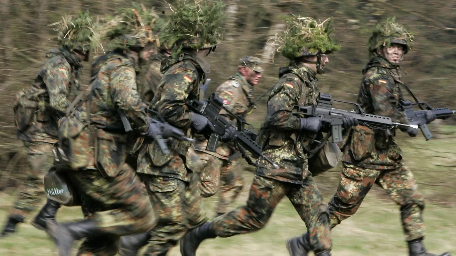 Eine Wehrpflicht im Rahmen eines sozialen Pflichtjahres würde den ifo-Forschern zufolge jährlich wirtschaftliche Kosten verursachen, die in etwa so groß sind, wie die Mittel aus dem Verteidigungshaushalt und dem Sondervermögen Bundeswehr im Jahr 2024 zusammen. (Foto: Frank May/dpa)