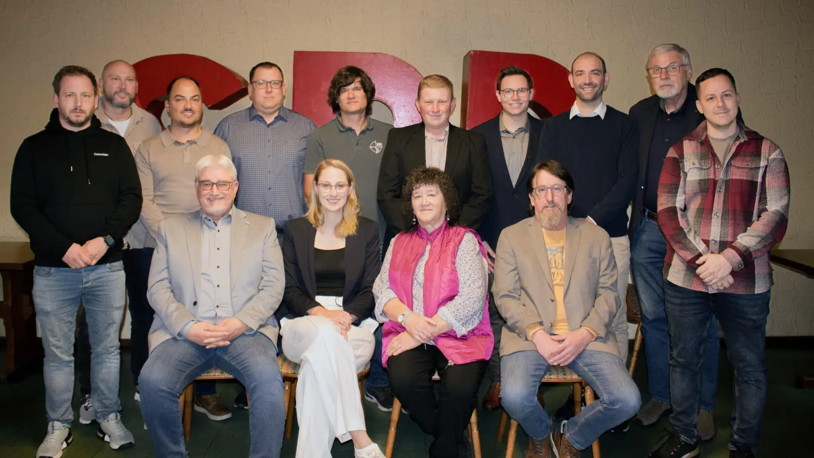 Die Bewerberinnen und Bewerber (hintere Reihe, von links): Manuel Reuter, Oliver Köhler, Marc Leprich, Markus Reuter, Michael Kuch, Fabian Neidlein, Maximilian Maier, Johannes Kohr, Hans Zink und Sascha Meichsner sowie (vordere Reihe, von links) Thomas Bausch, Anna Hofmann, Margit Kuch und Claus Jotz. Es fehlen Frederick Treu, Julian Ott und Martina Seibald.<br> (Foto: Wählergemeinschaft/Lisa Wiesinger)