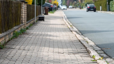 Man muss kein Fachmann sein, um zu sehen, dass der Gehweg am Pilsenmühler Weg in keinem guten Zustand ist. (Foto: Mirko Fryska)