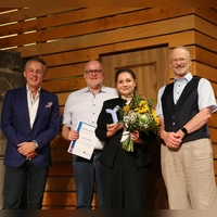 Klaus Seeger, Thomas Schoppik, Johannes Kaetzler (von links) mit Preisträgerin Jaes Gärtner. (Foto: Martina Kramer)