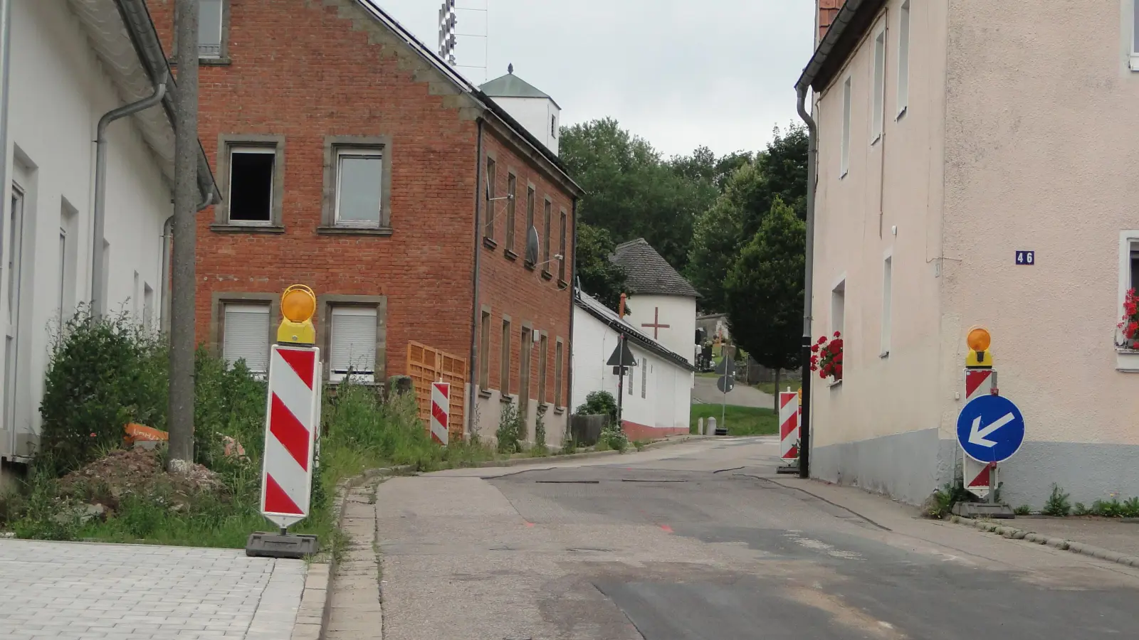 Eng geht’s zu in Brodswinden: Links hat die Stadt einen Geländestreifen für einen Gehweg erwerben können, doch es fehlt noch ein gutes Stück. (Foto: Winfried Vennemann)