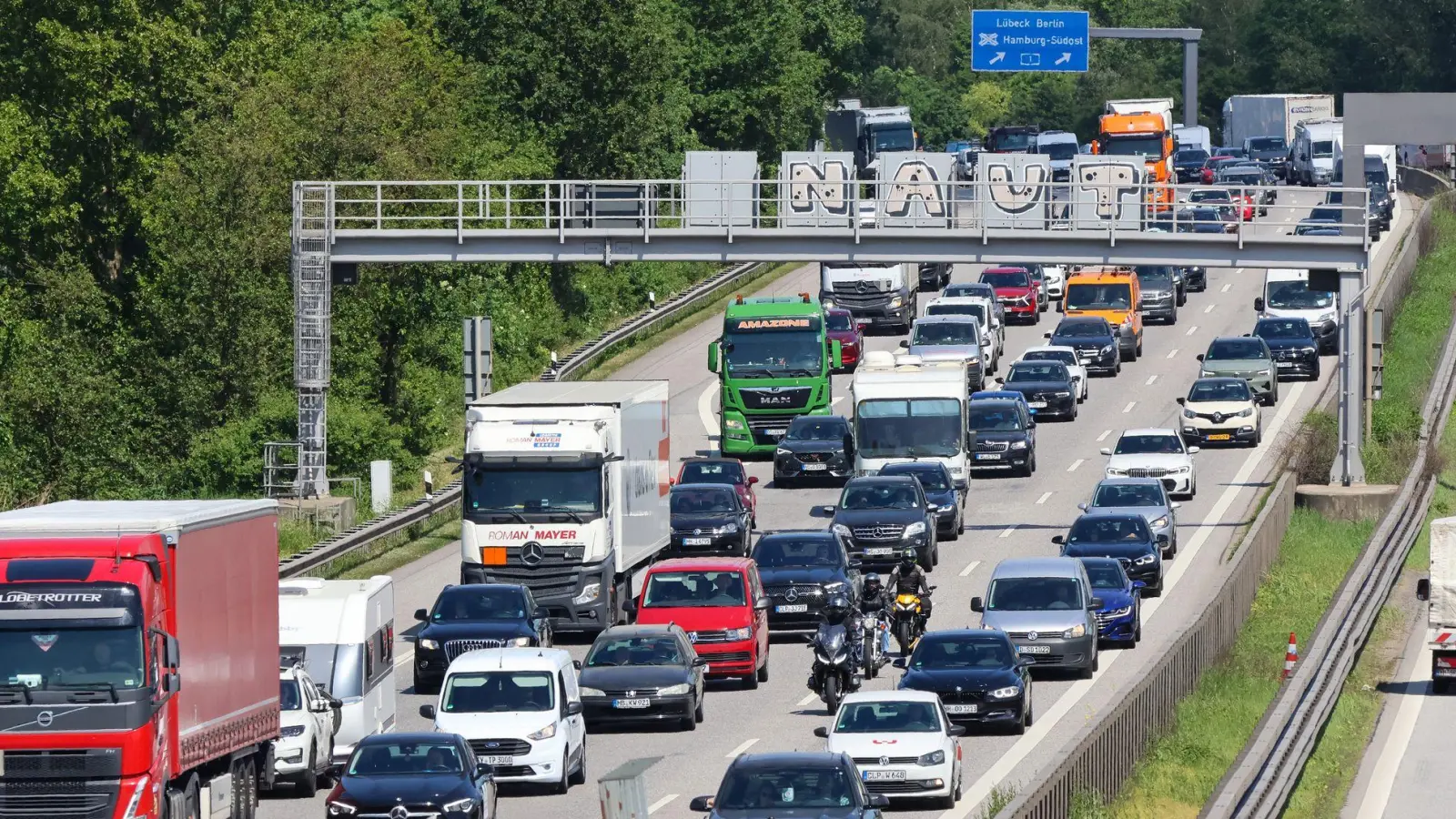 Urlaubsstress auf der Autobahn? Unnötige Spurwechsel im Stau erhöhen nur das Unfallrisiko, warnt der Tüv Thüringen. Besser: Mehr Abstand halten, Fuß vom Gas und rechtzeitig an die Rettungsgasse denken. (Foto: Bodo Marks/dpa/dpa-tmn)