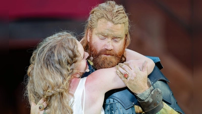 Maria Dragus (Kriemhild) und Aram Tafreshain (Etzel) stehen noch bis 2. August auf der Bühne. (Archivbild) (Foto: Uwe Anspach/dpa)