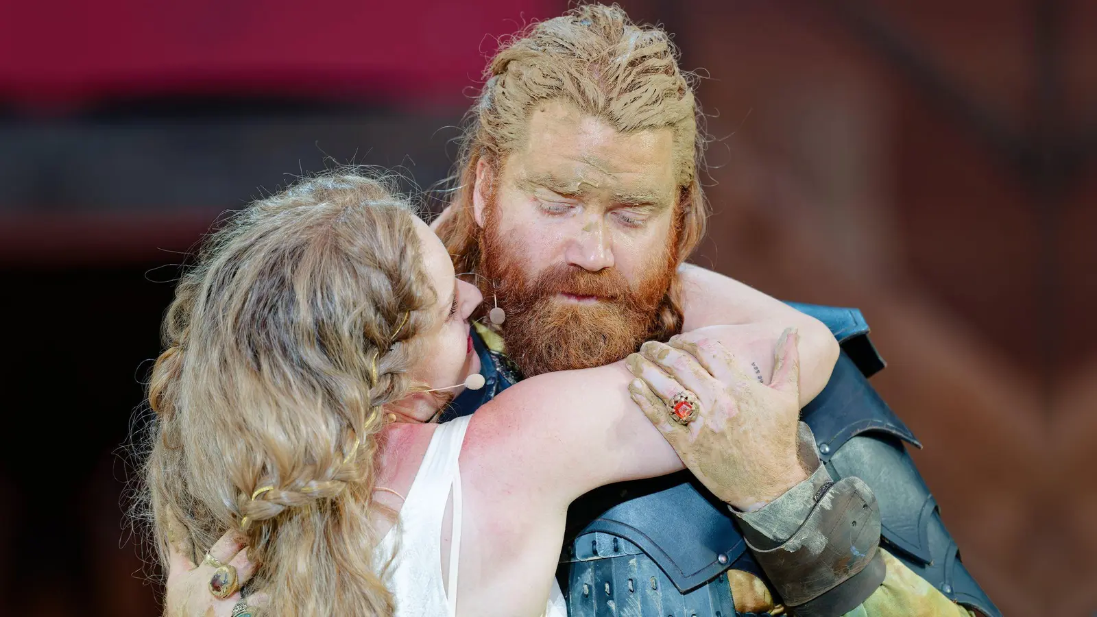 Maria Dragus (Kriemhild) und Aram Tafreshain (Etzel) stehen noch bis 2. August auf der Bühne. (Archivbild) (Foto: Uwe Anspach/dpa)
