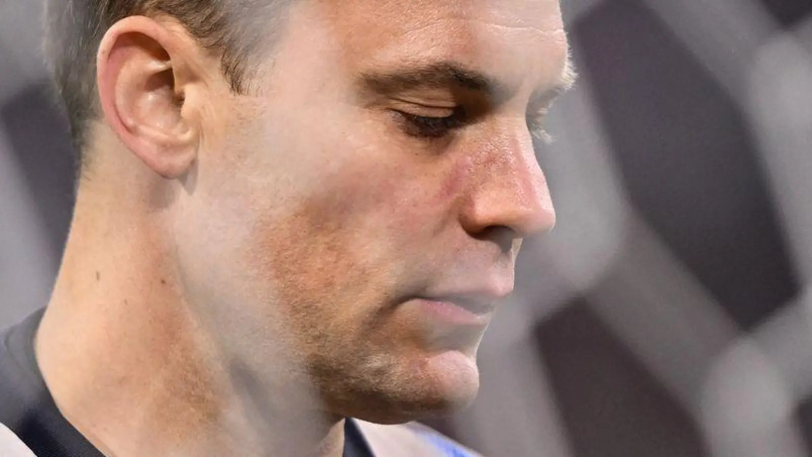 Manuel Neuer musste nach 45 Minuten wieder angeschlagen raus. (Foto: Harry Langer/dpa)