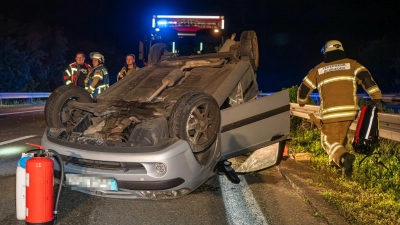 Bei einem Unfall überschlug sich auf der A6 bei Aurach ein 47-Jähriger mit seinem Auto. (Foto: NEWS5/Kevin Weddig)