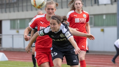 Schon 2019 spielte Weinberg (vorne Annika Kömm) in der zweiten Bundesliga gegen Frankfurt II (links Lina Linke). Damals war es noch der FFC, mittlerweile ist es die Eintracht. (Foto: Markus Zahn)