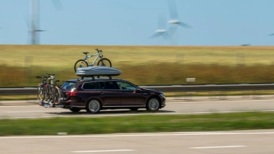 Entspannt mit dem Auto in den Urlaub - das ist oft leichter gesagt als getan.  (Foto: Mohssen Assanimoghaddam/dpa/dpa-tmn)