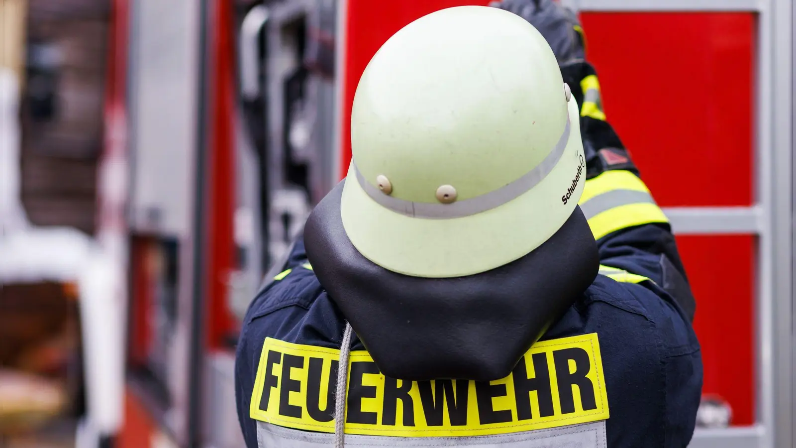 Die Feuerwehr löschte die brennende Scheune. (Archivfoto) (Foto: Philipp von Ditfurth/dpa)