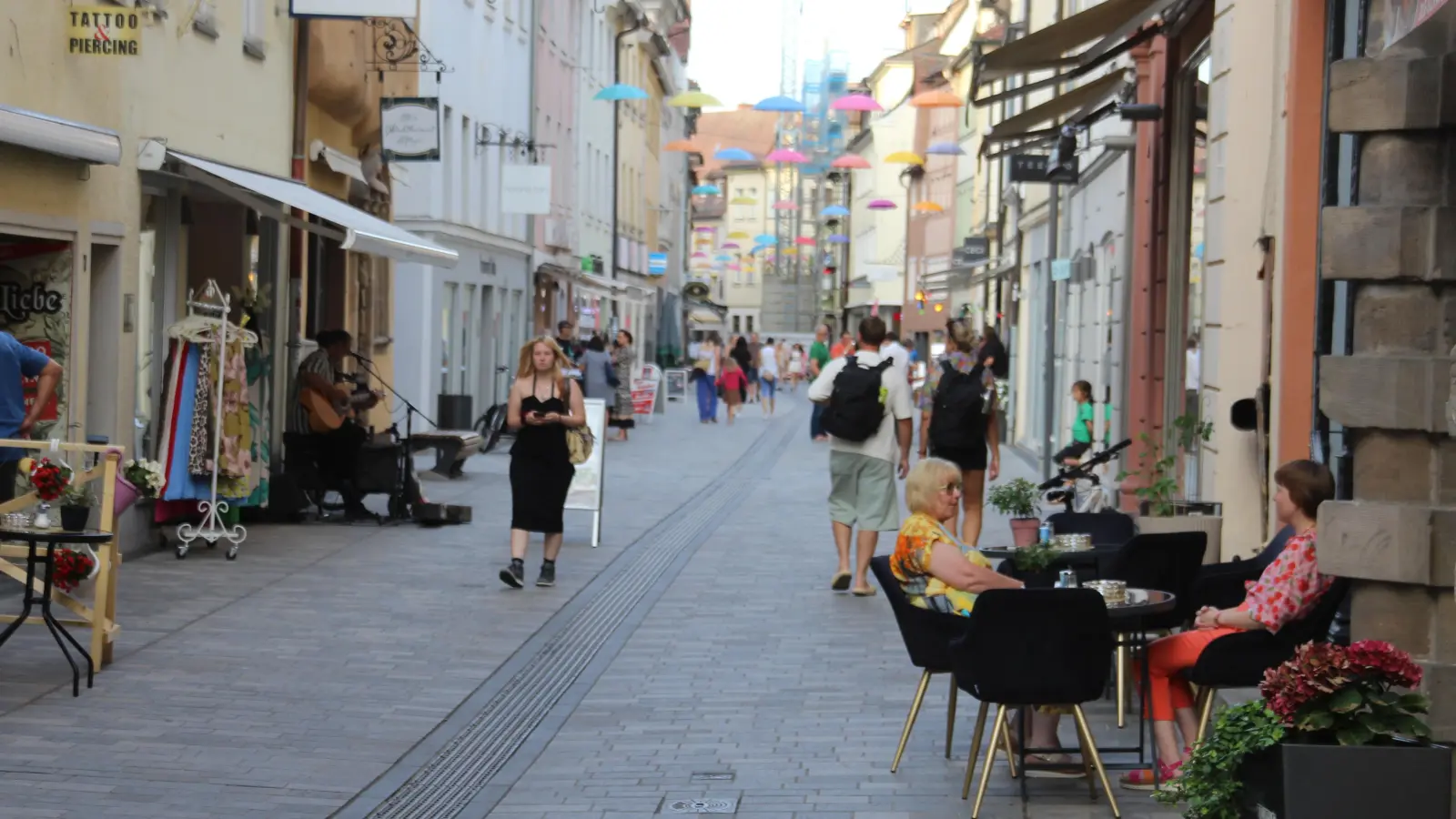 Von einem starken Andrang in der Innenstadt kann man nicht sprechen, dennoch zeigte die Premiere, dass die Idee einer Einkaufsnacht im Sommer Potenzial hat. Am meisten geboten war in der Neustadt. (Foto: Robert Maurer)