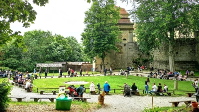 Zu den täglichen Flugvorführungen des Falkenhof-Teams versammeln sich regelmäßig zahlreiche Menschen in der Anlage. Für die aktuelle Betreiberfamilie endet die Zeit in Schillingsfürst in einigen Monaten. (Archivbild: Jürgen Binder)