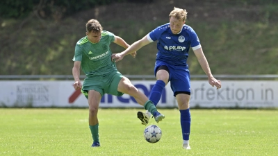 Mit 1:0 gewann der TuS Feuchtwangen (links Benjamin Burggraf) das Kreisderby am letzten Wochenende gegen den ESV Ansbach/Eyb (Kevin Zelch). Die Feuchtwanger haben am Sonntag mit dem SV Arberg gleich den nächsten Kontrahenten aus der Frankenhöhe zu Gast, der ESV muss bem TSV Heideck ran. (Foto: Martin Rügner)