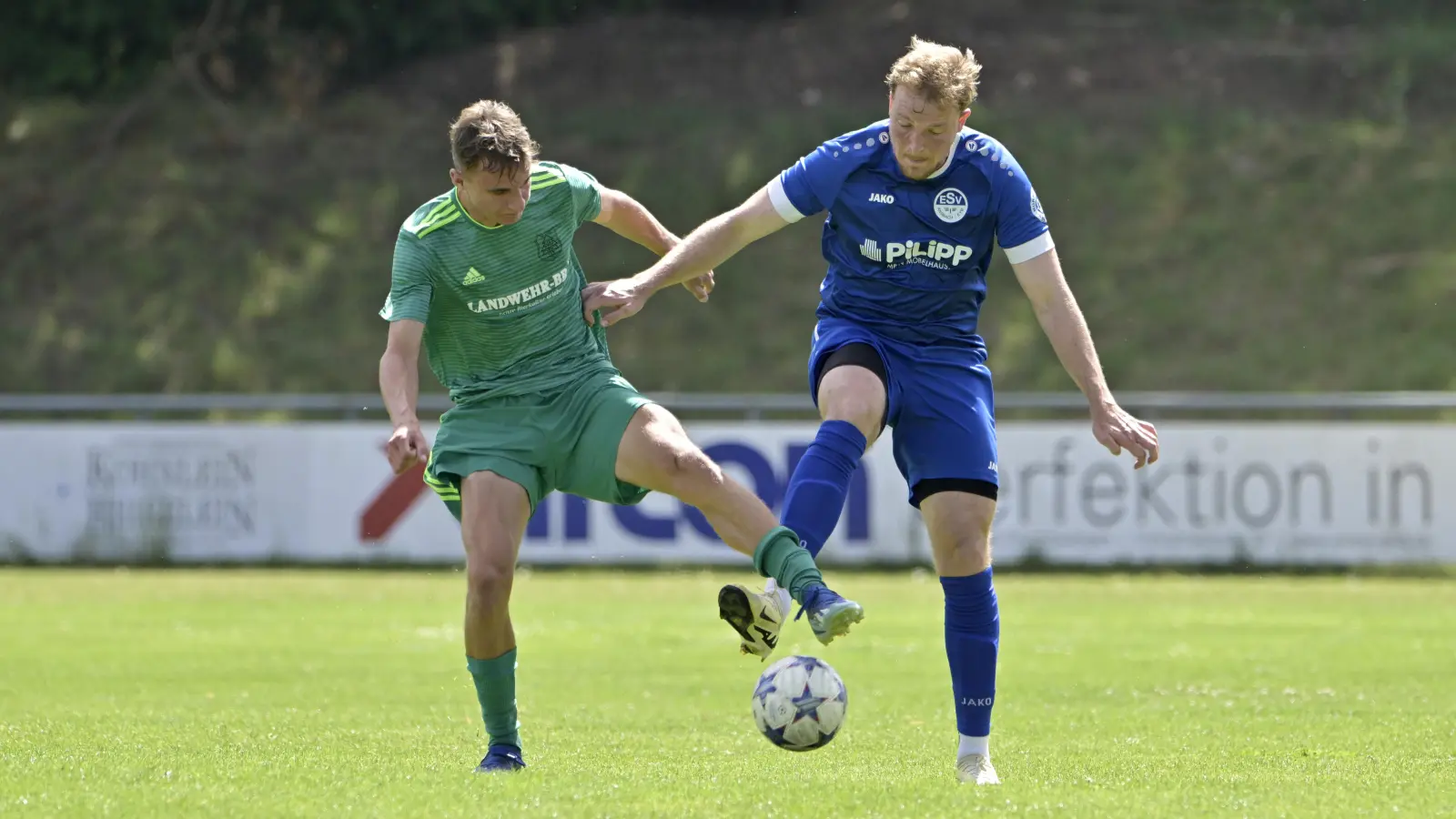 Mit 1:0 gewann der TuS Feuchtwangen (links Benjamin Burggraf) das Kreisderby am letzten Wochenende gegen den ESV Ansbach/Eyb (Kevin Zelch). Die Feuchtwanger haben am Sonntag mit dem SV Arberg gleich den nächsten Kontrahenten aus der Frankenhöhe zu Gast, der ESV muss bem TSV Heideck ran. (Foto: Martin Rügner)