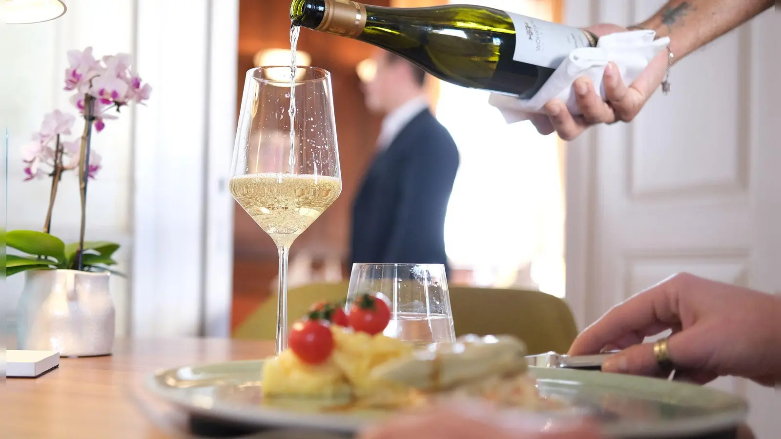 Viele Restaurants in Deutschland stehen wegen gestiegener Preise unter Druck. (Symbolbild) (Foto: Bernd Weißbrod/dpa)