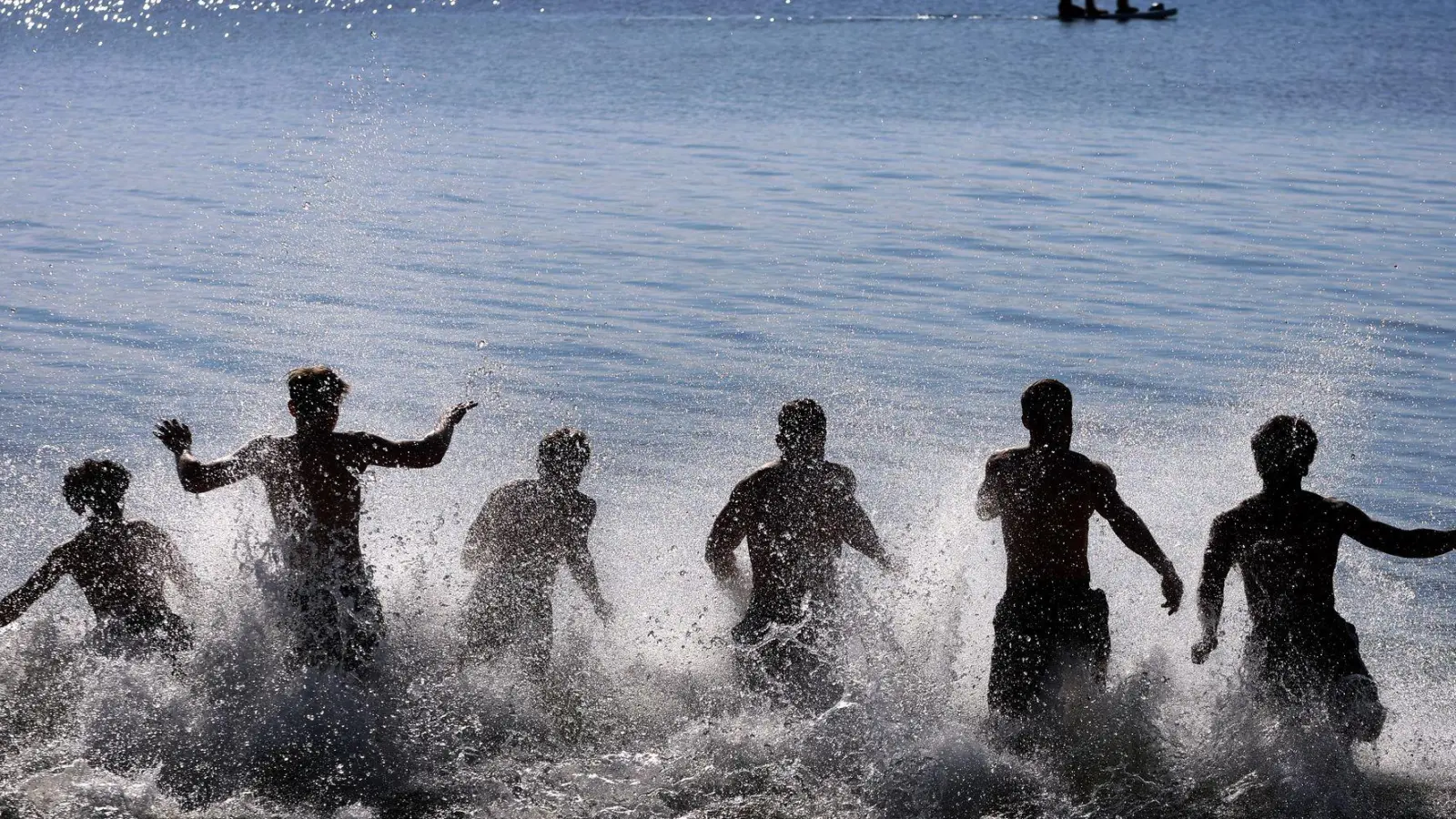 In Bayern laden viele Seen in schöner Umgebung im Sommer zum Baden ein. (Archivbild) (Foto: Karl-Josef Hildenbrand/dpa)