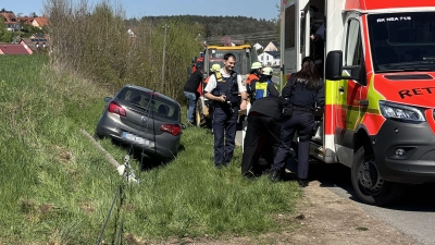 Bei Rügland kam eine Autofahrerin von der Straße ab und prallte gegen einen Telefonmasten. (Foto: NEWS5/Kevin Weddig)