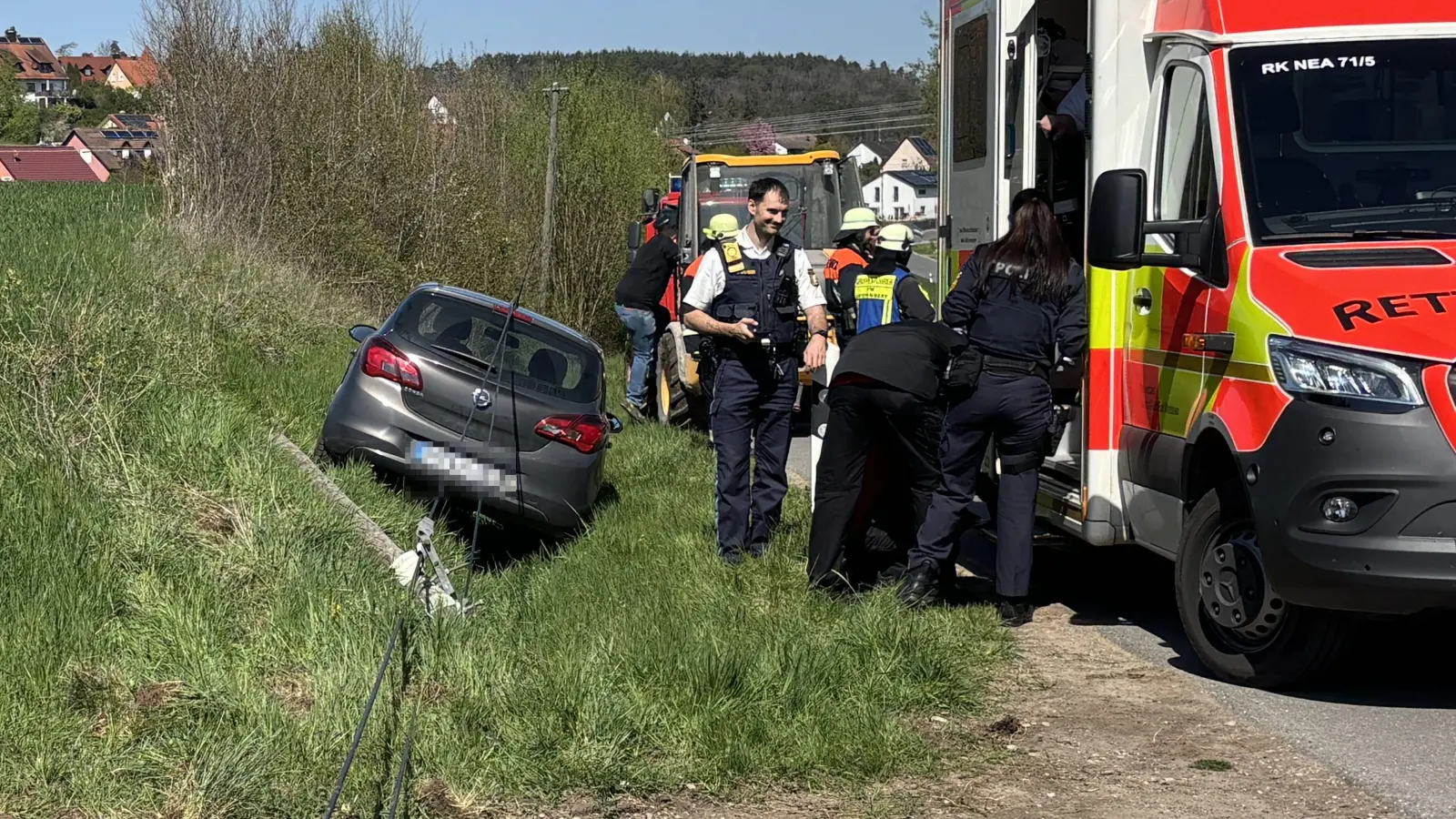 Bei Rügland kam eine Autofahrerin von der Straße ab und prallte gegen einen Telefonmasten. (Foto: NEWS5/Kevin Weddig)