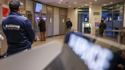 Kunden können in der Sparkasse Gelsenkirchen-Buer jetzt wieder die Geldautomaten nutzen.  (Foto: Christoph Reichwein/dpa)