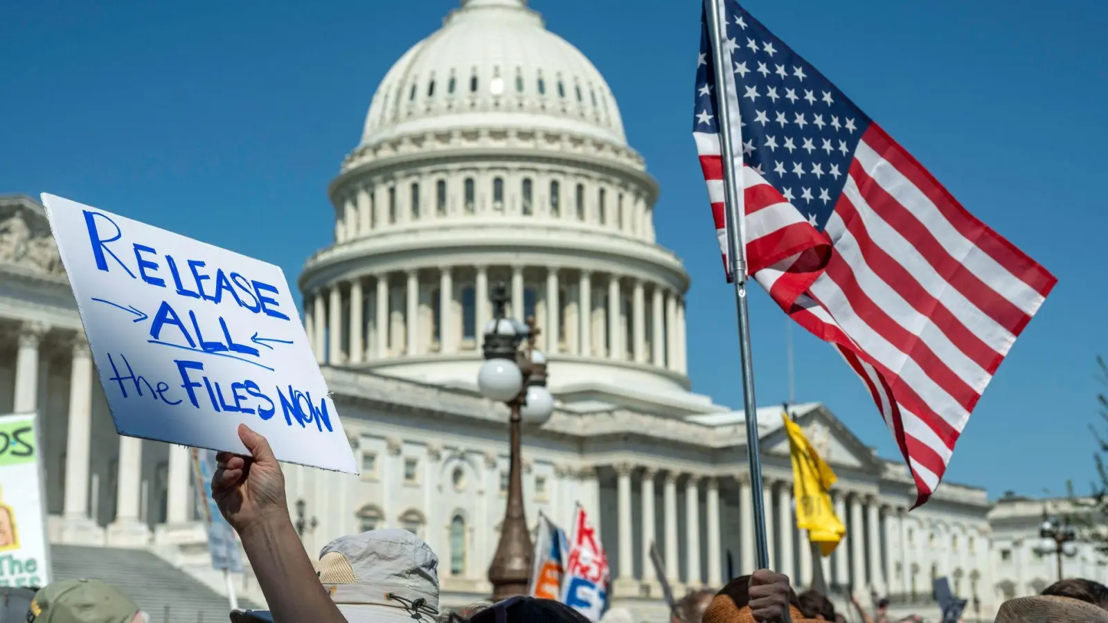 Viele Amerikaner fordern seit langem eine Offenlegung der Epstein-Akten. (Archivbild) (Foto: Kevin Wolf/AP/dpa)