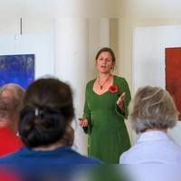 Karin Ehrlich erzählt die Geschichte Kaspar Hausers als Märchen – im Ausstellungsraum von Jasminka Bogdanovic im Tagungszentrum Onoldia. (Foto: René Chlopotowski)