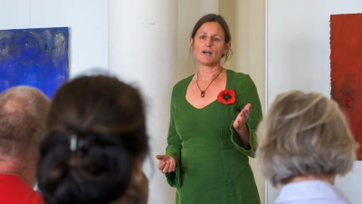 Karin Ehrlich erzählt die Geschichte Kaspar Hausers als Märchen – im Ausstellungsraum von Jasminka Bogdanovic im Tagungszentrum Onoldia. (Foto: René Chlopotowski)
