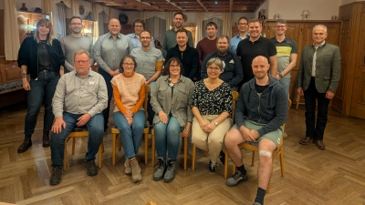 CSU und die Bürgerliste für Bruckberg haben eine gemeinsame Liste für die Kommunalwahl 2026 aufgestellt. Ursula Weiß (sitzend, Mitte) will wieder ins Rathaus einziehen. (Foto: Ulrich Egelkraut)