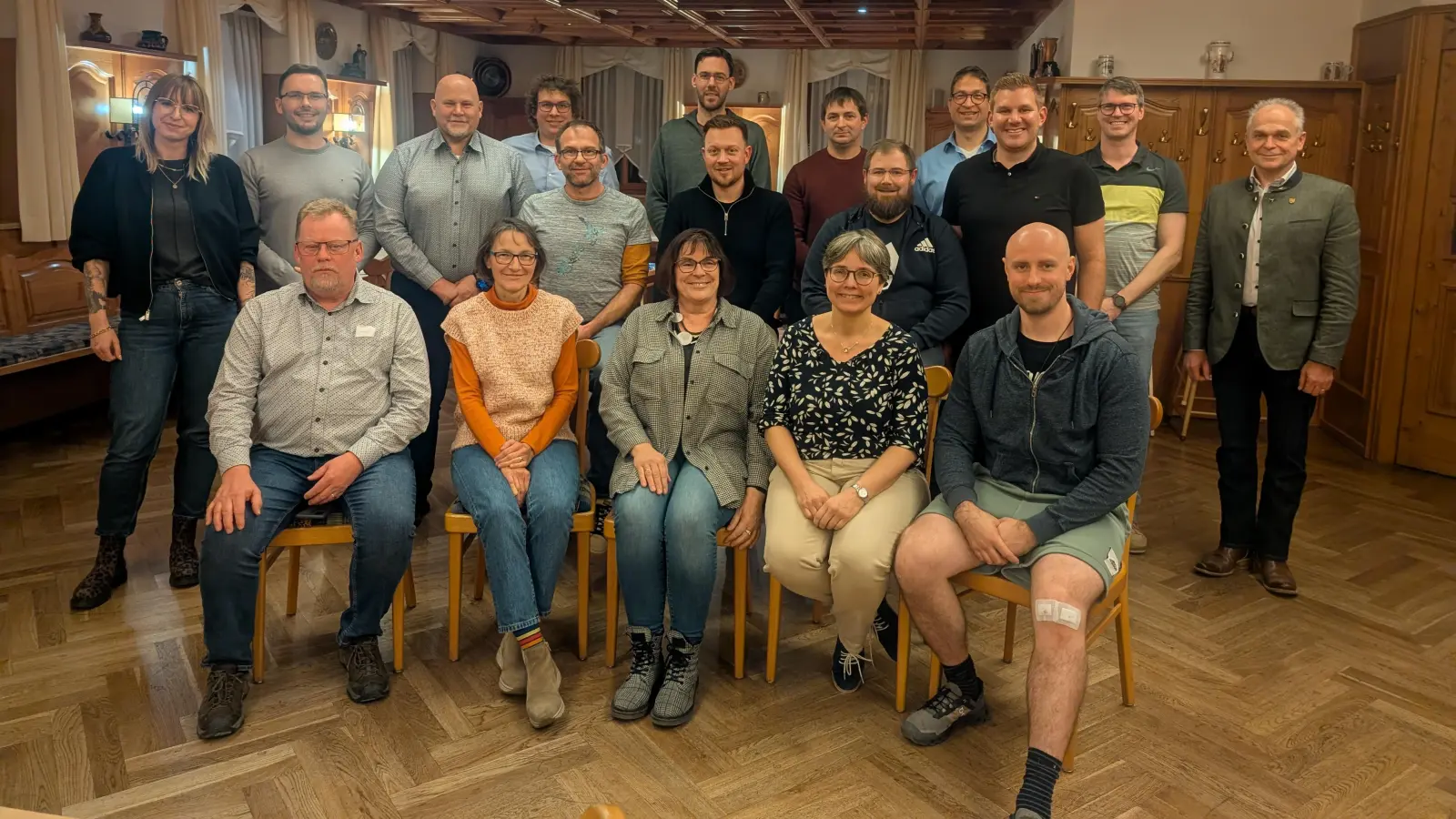 CSU und die Bürgerliste für Bruckberg haben eine gemeinsame Liste für die Kommunalwahl 2026 aufgestellt. Ursula Weiß (sitzend, Mitte) will wieder ins Rathaus einziehen. (Foto: Ulrich Egelkraut)