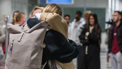 Viele Rückkehrer fielen ihren Familien in die Arme. (Foto: Armin Weigel/dpa)