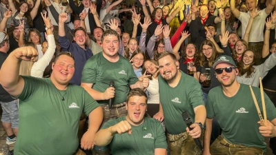 Die Wittmann's Buam in den grünen Shirts (von links): David Link, Georg Wittmann, Max Wittmann, Niklas Meier und Jens Schemmel. (Foto: Natalina Wolf)