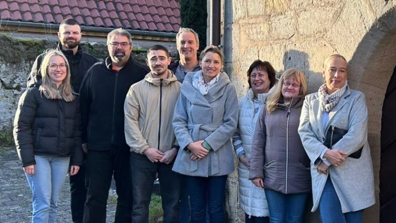 Gemeinderätin Sabine Pfeiffer (rechts), die selbst nicht erneut kandidiert, mit den bei der Nominierung anwesenden Bewerberinnen und Bewerbern (von links): Annalena Brehm, Steffen Müller, Martin Kraus, Hannes Lunz, Sebastian Held, Lydia Held, Sigrid Brehm und Renate Titze. (Foto: Jürgen Brehm)