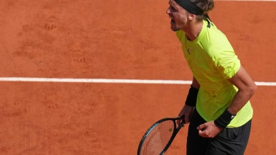 Alexander Zverev steigert sich in Paris und steht im Achtelfinale. (Foto: Christophe Ena/AP/dpa)