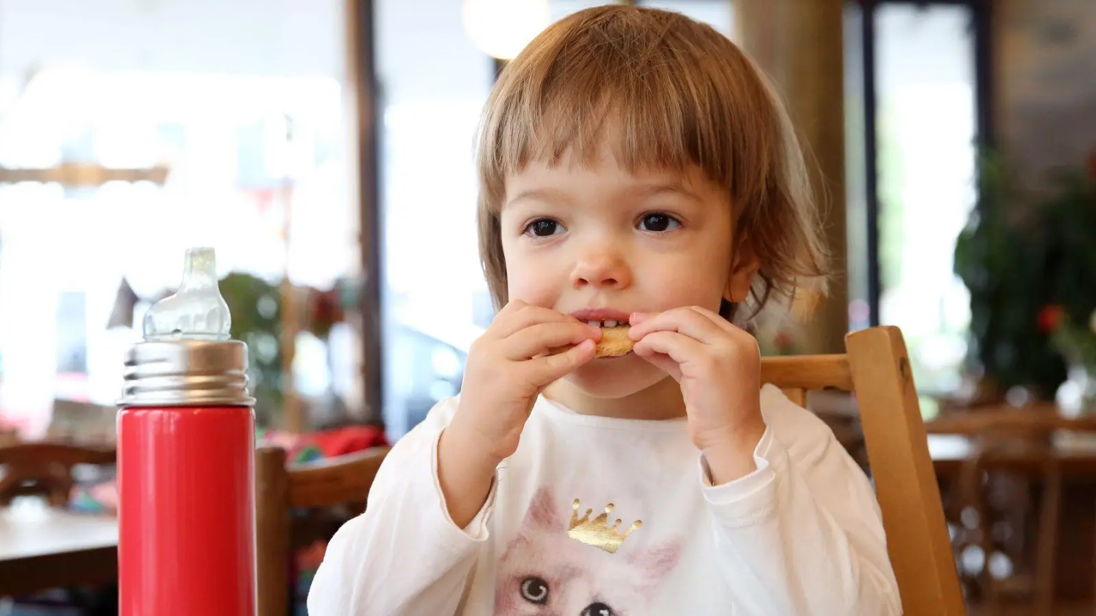 Je nach Alter und Gewicht sollten Kinder nicht mehr als zwei bis fünf Gramm Salz am Tag zu sich nehmen. (Foto: Bodo Marks/dpa-tmn)