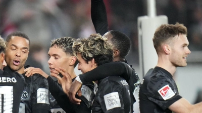 Die Elversberger feiern den Sieg in Kaiserslautern. (Foto: Thomas Frey/dpa)