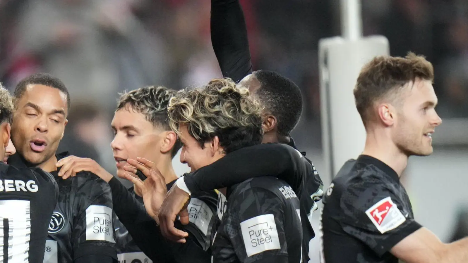 Die Elversberger feiern den Sieg in Kaiserslautern. (Foto: Thomas Frey/dpa)