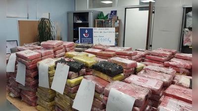 In einem vom französischen Zoll gestoppten Laster befanden sich neben Blumenerde auch 998 Kokainpakete. (Handout-Foto) (Foto: -/Zoll Frankreich/dpa)