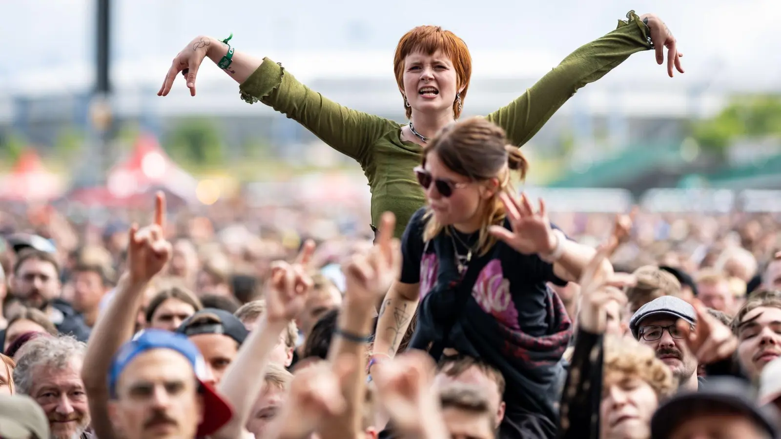 Auch die Anreise der Musikfans und der Ablauf des Open-Airs erfordert viel Logistik. (Archivbild) (Foto: Daniel Karmann/dpa)