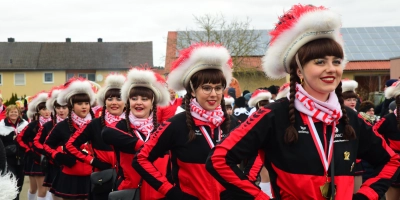 Die Tanzgarden sind teil des Gaudiwurms. (Foto: Irmeli Pohl)