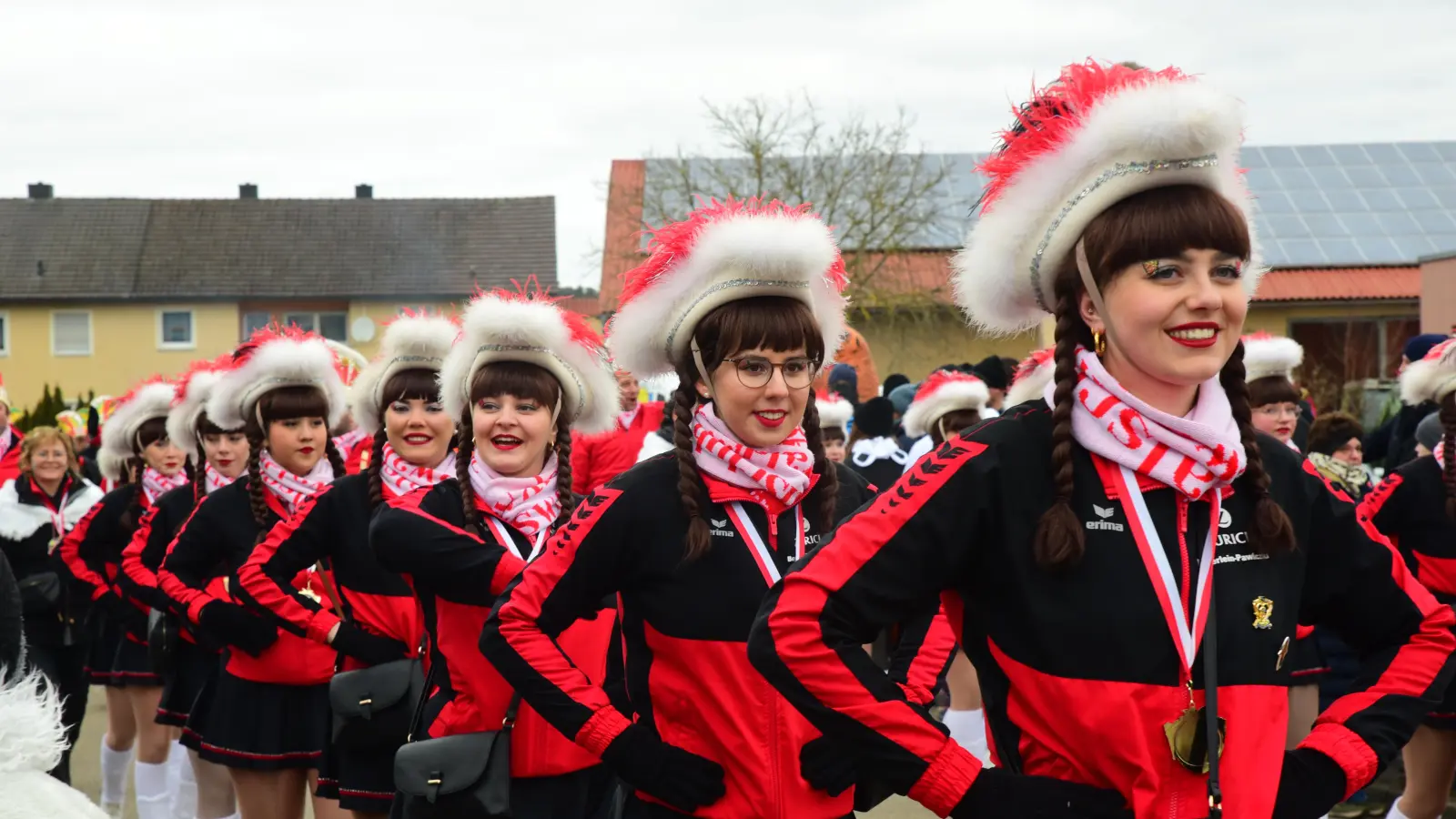 Die Tanzgarden sind teil des Gaudiwurms. (Foto: Irmeli Pohl)