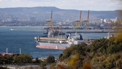 Der Schwarzmeer-Hafen in Noworossijsk ist immer wieder Ziel ukrainischer Drohnenangriffe. (Archivbild) (Foto: ---/AP/dpa)